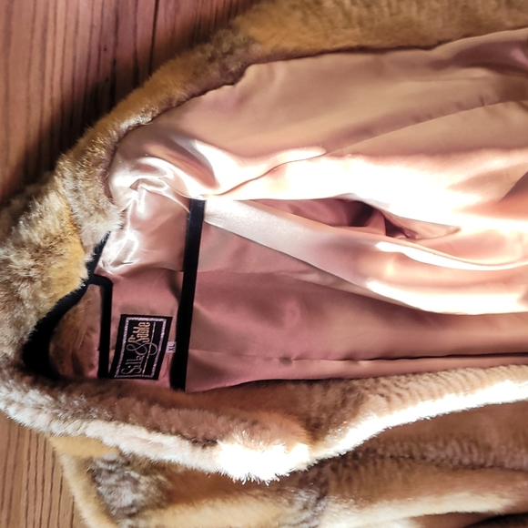 Silk and Sable Faux Fur - Picture 2 of 3